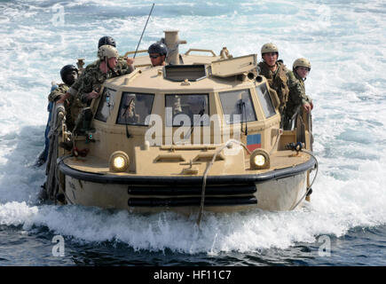 Ein leichter amphibious Resupply Frachtfahrzeug Beach Master Unit 1 im Naval Base Coronado zugewiesen nähert sich der amphibischen Angriff Schiff USS Makin Island (LHD 8). Makin Island führt routinemäßige Operationen vor der Küste von Kalifornien. (U.S. Navy Photo by Massenkommunikation Spezialist 1. Klasse David McKee) Flickr - DVIDSHUB - Nachschub Frachtfahrzeug nähert sich USS Makin Island Stockfoto