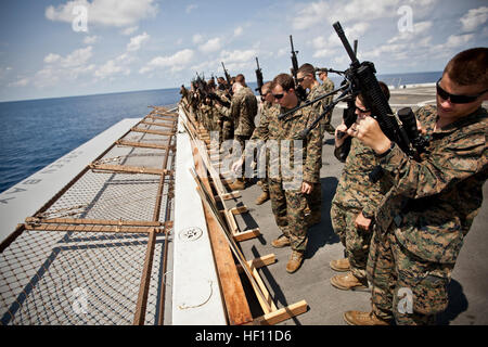 US-Marines mit Ostindien-Kompanie, Battalion Landing Team 3/5, 15. Marine Expeditionary Unit, nehmen Anpassungen an ihrer Optik während einer Schlacht Null Sichtweite an Bord der USS Green Bay, 23. Oktober 2012. Die Marines verwendet das Spektrum ihrer Bekämpfung Optik, ihre Waffen ausrichten. (Foto: U.S. Marine Corps CPL Bobby J. Gonzalez / veröffentlicht) West-Pac 12-2 121023-M-HW830-019 Stockfoto