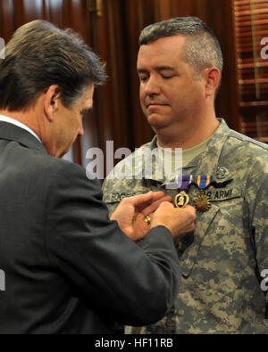 Im Texas State Capitol am 1. November 2012 erhielt ein Flugmediziner der Texas Army National Guard das Purple Heart für Verletzungen, die in Afghanistan erlitten wurden. Stockfoto