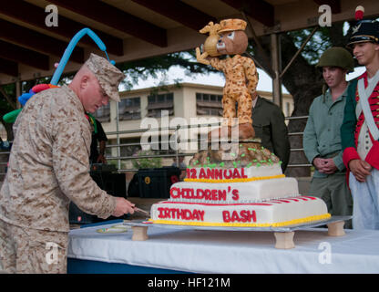 Oberst Brian P. Annichiarico, befehlshabender Offizier, Marine Corps Base Hawaii, schneidet das Marinekorps Geburtstag Kuchen an Dewey Square während der 12. jährliche Kinder Birthday Bash, November 3. Familien feiern Marinekorps Geburtstag am 12. jährliche ChildrenE28099s Birthday Bash 121103-M-TH981-005 Stockfoto