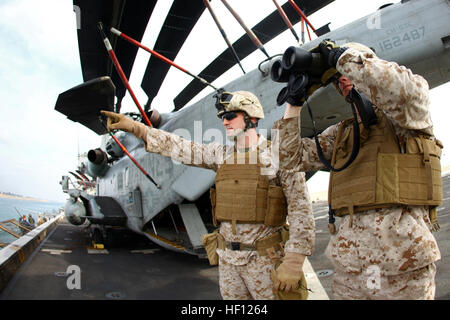 SGTs. Joshua Bush, links, und William Anderson, beide mit Waffen Firma, Battalion Landing Team 1. Bataillon, 2. Marine Regiment, 24. Marine Expeditionary Unit, Sicherheit auf dem Prüfstand an Bord der USS New York als stehen die Transite Schiff durch den Suezkanal 5. November 2012. Die 24. MEU wird mit der Iwo Jima amphibisches bereit Gruppe bereitgestellt und befindet sich derzeit in der 6. Flotte Zuständigkeitsbereich als ein Disaster Relief und Krise Reaktionskräfte. Seit der Implementierung im März, haben sie unterstützt eine Vielzahl von Missionen in den Vereinigten Staaten Mittel- und europäischen Befehle, unterstützt die Marine bei der Sicherung der Seewege und c Stockfoto