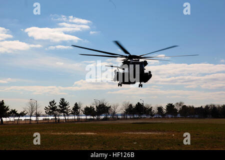 Eine CH-53D Sea Stallion von Marine schwere Hubschrauber Geschwader 366, mit dem 26. Marine Expeditionary Unit, landet in Staton Island, N.Y., Marines aus bekämpfen Logistik-Bataillon 26 5 November abgeben. Die Marines kam mit Schaufeln, Äxte und andere Werkzeuge zur Verfügung Anwohner mit Aufräumarbeiten. Der 26. MEU ist in der Lage, Generatoren, Kraftstoff, sauberem Wasser und Hubschrauber heben Fähigkeiten um Katastrophenhilfe zu unterstützen. Die 26. MEU führt derzeit Einsatzvorbereitenden Ausbildung, Vorbereitung auf ihre Abreise im Jahr 2013. Als eine expeditionary Krisenreaktion Kraft aus dem Meer in Betrieb Stockfoto