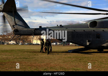 Marines aus bekämpfen Logistik-Bataillon 26 entlasten eine CH-53D Sea Stallion von Marine schwere Hubschrauber Geschwader 366, mit der 26. Marine Expeditionary Unit in Staton Island, N.Y., November 5 Marines abgeben. Die Marines kam mit Schaufeln, Äxte und andere Werkzeuge zur Verfügung Anwohner mit Aufräumarbeiten. Der 26. MEU ist in der Lage, Generatoren, Kraftstoff, sauberem Wasser und Hubschrauber heben Fähigkeiten um Katastrophenhilfe zu unterstützen. Die 26. MEU führt derzeit Einsatzvorbereitenden Ausbildung, Vorbereitung auf ihre Abreise im Jahr 2013. Als eine expeditionary Krisenreaktion zwingen Sie operative f Stockfoto