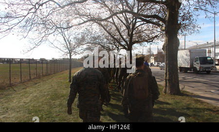 Marines der 26. Marine Expeditionary Unit arbeiten mit Mitgliedern des Fachbereichs New York Hygiene um den gewaltigen Haufen von Schutt zu löschen, die im Zuge der Hurrikan Sandy, 5. November 2012 auf Staten Island angesammelt haben. Der 26. MEU ist in der Lage, Generatoren, Kraftstoff, sauberem Wasser und Hubschrauber heben Fähigkeiten um Katastrophenhilfe zu unterstützen. Die 26. MEU dirigierte derzeit Einsatzvorbereitenden Ausbildung, Vorbereitung auf ihre Abreise im Jahr 2013. Als ein Expeditionskorps aus dem Meer ist die MEU ein Marine Air-Ground Task Force fähig amphibische Operationen durchführen, Stockfoto