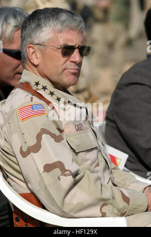 051130-M-2819S-108 Husaybah, Irak (30. November 2005) - Kommandierender General, multi-nationalen Kräfte-Irak, US-Armee General George Casey, sitzt und hört reden auf eine Flagge, die Erhöhung der Zeremonie, was bedeutet, dass Soldaten der irakischen Armee die Stadt Husaybah besetzen. Der Übergang der irakischen Armee besetzen die Stadt von der US-Streitkräfte ist der erste von vielen zu kommen. US Marine Corps Foto von CPL. Neill A. Sevelius (freigegeben) US Navy 051130-M-2819S-108 Kommandierender General, multi-nationalen Kräfte-Irak, US Army General George Casey, sitzt und hört reden auf eine Flagge, die Erhöhung der Zeremonie Stockfoto