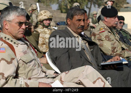 051130-M-2819S-114 Husaybah, Irak (30. November 2005) - Kommandierender General, multi-nationalen Kräfte-Irak, US-Armee General George Casey, sitzt und hört reden auf eine Flagge, die Erhöhung der Zeremonie, was bedeutet, dass Soldaten der irakischen Armee die Stadt Husaybah besetzen. Der Übergang der irakischen Armee besetzen die Stadt von der US-Streitkräfte ist der erste von vielen zu kommen. US Marine Corps Foto von CPL. Neill A. Sevelius (freigegeben) US Navy 051130-M-2819S-114 Kommandierender General, multi-nationalen Kräfte-Irak, US Army General George Casey, sitzt und hört reden auf eine Flagge, die Erhöhung der Zeremonie Stockfoto