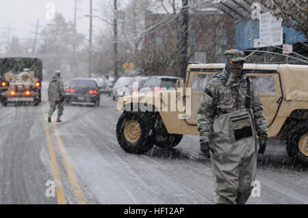 Armee Spc. Brian Jankowski, Wasser-Reinigung-Spezialist, 401. Quartiermeister Ablösung, Lock Haven, P.A. leitet den Datenverkehr zum 7. November während Wasserpumpen positioniert sind, um Wasser aus dem Redfern Housing Projekt, Rockaway, New York zu entfernen  Soldaten aus dem Gerät durchgeführt Wasser Entfernung Operationen in dem Schneesturm zur Unterstützung der Federal Emergency Management Agency, Staat, lokalen und städtischen Beamten. Armee-Reserve reagiert auf Rockaway Parks, N.Y. bei Sturm (8166947305) Stockfoto