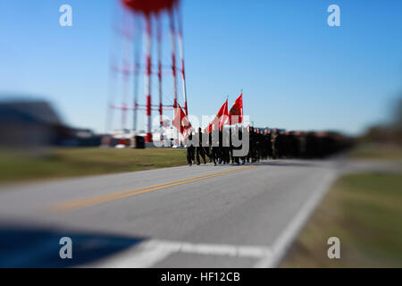 Mehr als 1100 Marines mit der 2. Marine Aircraft Wing nahmen an einer 2,5 Meile laufen 9. November 2012 zum Gedenken an das Marine Corps 237. Geburtstag. Der Lauf war unter der Leitung von Generalmajor Glenn Walters, Kommandierender general der 2. MAW. 2. MAW Motivation laufen 121109-M-RW893-007 Stockfoto