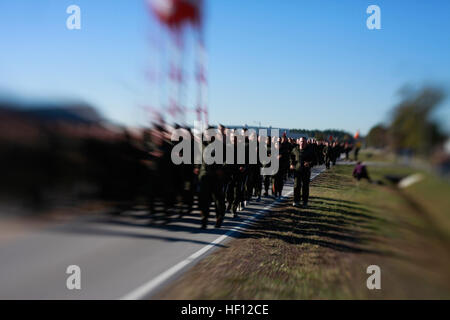 Mehr als 1100 Marines mit der 2. Marine Aircraft Wing nahmen an einer 2,5 Meile laufen 9. November 2012 zum Gedenken an das Marine Corps 237. Geburtstag. Der Lauf war unter der Leitung von Generalmajor Glenn Walters, Kommandierender general der 2. MAW. 2. MAW Motivation laufen 121109-M-RW893-021 Stockfoto