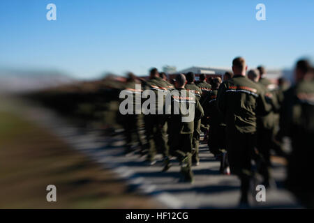 Mehr als 1100 Marines mit der 2. Marine Aircraft Wing nahmen an einer 2,5 Meile laufen 9. November 2012 zum Gedenken an das Marine Corps 237. Geburtstag. Der Lauf war unter der Leitung von Generalmajor Glenn Walters, Kommandierender general der 2. MAW. 2. MAW Motivation laufen 121109-M-RW893-023 Stockfoto