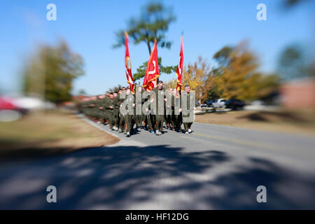 Mehr als 1100 Marines mit der 2. Marine Aircraft Wing nahmen an einer 2,5 Meile laufen 9. November 2012 zum Gedenken an das Marine Corps 237. Geburtstag. Der Lauf war unter der Leitung von Generalmajor Glenn Walters, Kommandierender general der 2. MAW. 2. MAW Motivation laufen 121109-M-RW893-044 Stockfoto