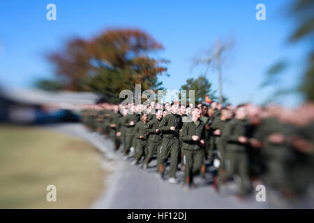 Mehr als 1100 Marines mit der 2. Marine Aircraft Wing nahmen an einer 2,5 Meile laufen 9. November 2012 zum Gedenken an das Marine Corps 237. Geburtstag. Der Lauf war unter der Leitung von Generalmajor Glenn Walters, Kommandierender general der 2. MAW. 2. MAW Motivation laufen 121109-M-RW893-054 Stockfoto