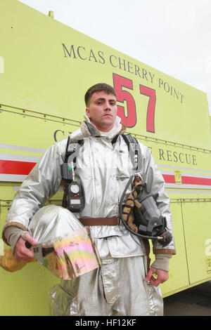 CPL Donald Ackenbrack, Rettungsspezialist Brandbekämpfung und senior Rettung Mann mit Cherry Point Flugzeuge Rettung und Brandbekämpfung, steht vor einem P-19 ARFF LKW 14 November. VORBEIFLUG, CPL Donald Ackenbrack 121114-M-FL266-009 Stockfoto