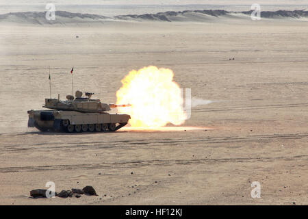 Ein M1A2 Abrams-Panzer feuert auf ein Ziel in einem live-Feuer in der Nähe von Camp Buehring, während Übung eifrig Mace 13, 14 November. Marines aus Tanks Platoon, Ostindien-Kompanie Battalion Landing Team 3/5, 15. Marine Expeditionary Unit, neben der US-Armee waren Mitglieder der Streitkräfte der Kuwait Lehren, eine feindliche Armee anzugreifen. Die US Navy und Marine Corps beteiligt sind die bilateralen Trainingsübung mit der Streitkräfte in Kuwait zu erweitern Zusammenarbeit, gegenseitige maritimen Fähigkeiten zu verbessern und langfristige Stabilität und Interoperabilität zwischen US-Truppen und der Region zu fördern Stockfoto