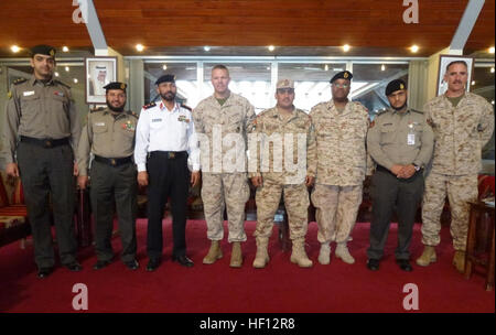 Leutnant Oberst Christeon Griffin (Mitte), Kommandierender Offizier, Battalion Landing Team 3/5 und Oberstleutnant John Wiener (rechts), Kommandierender Offizier, Bekämpfung von Logistik-Bataillon 15, beide mit der 15. Marine Expeditionary Unit, stehen für ein Foto mit kuwaitischen Servicemembers nach der Abschlussfeier der eifrig Mace 13 an Bord Kuwait Naval Base, November 21.  Die US Navy und Marine Corps beteiligt sind die bilateralen Trainingsübung mit der Streitkräfte in Kuwait zu erweitern Zusammenarbeit, gegenseitige maritimen Fähigkeiten verbessern und fördern die langfristige Stabilität und Interoperabilität betwee Stockfoto