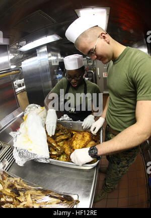 Lance Cpls. LaTrace Thompson, links, ein Food-Service-Spezialist und Ethan Sherer, Funker, beide mit der 24. Marine Expeditionary Unit, bereiten Truthähne am Thanksgiving Day für die Marines und Seeleute an Bord der USS New York, 22. November 2012. Alle drei Schiffe der Iwo Jima amphibisches bereit Gruppe diente dazu, ihre Crew Thanksgiving-Dinner. Die 24. Marine Expeditionary Unit ist derzeit im Einsatz als eine expeditionary Krisenreaktion Kraft zur Unterstützung der Sicherheit im Seeverkehr und Theater Kooperationen in den USA 6. Flotte Aufgabengebiet. (U.S. Marine Corps Foto Stockfoto