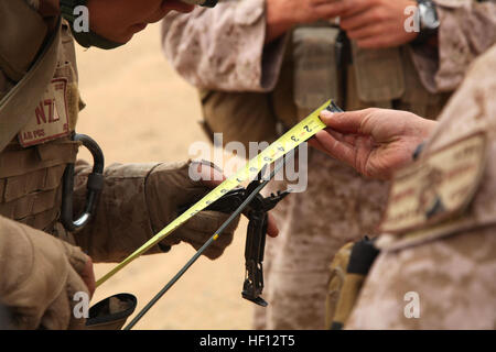 Marines zugewiesen Engineer Detachment, Bekämpfung von Logistik-Bataillon 15, 15. Marine Expeditionary Unit, Messen und schneiden Sie eine Sicherung für eine kontrollierte Sprengung an einer live-Feuer-Strecke in der Nähe von Camp Buehring, Kuwait, während einer Routine-Übung, November 25 verwenden. Mit dem Einsatz von Form und Kraterbildung Gebühren und Zusammensetzung c-4 konnten die Kampf-Ingenieure den Sprengstoff zu verwenden, um praktische Anwendungen zeigen, was, die Sie in einer Bekämpfung einsetzen könnte. Die 15. MEU wird als Teil der Peleliu amphibische bereit Gruppe als US Central Command Theater Reserve Kraft, Unterstützung für Ma bereitgestellt. Stockfoto