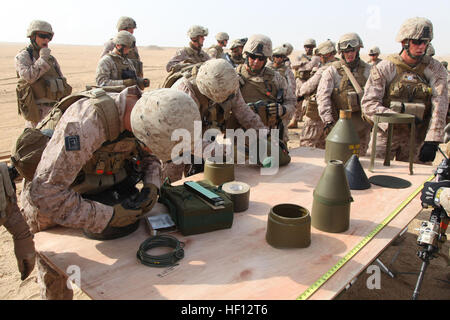 Marines zugewiesen Engineer Detachment, Bekämpfung von Logistik-Bataillon 15, 15. Marine Expeditionary Unit, bereiten Form Gebühren für eine kontrollierte Sprengung an einer live-Feuer-Strecke in der Nähe von Camp Buehring, Kuwait, während einer Routine-Übung, November 25 verwenden. Mit dem Einsatz von Form und Kraterbildung Gebühren und Zusammensetzung c-4 konnten die Kampf-Ingenieure den Sprengstoff zu verwenden, um praktische Anwendungen zeigen, was, die Sie in einer Bekämpfung einsetzen könnte. Die 15. MEU wird als Teil der Peleliu amphibische bereit Gruppe als US Central Command Theater Reserve Kraft, Unterstützung für Ma bereitgestellt. Stockfoto