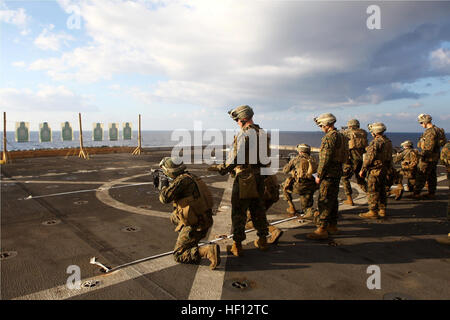 Marines mit Indien Batterie, die Artillerie-Einheit angeschlossen Battalion Landing Team 1. Bataillon, 2. Marine Regiment, 24. Marine Expeditionary Unit, Feuer auf stationäre Ziele während des Kampfes Treffsicherheit Trainings auf dem Flugdeck der USS New York, 26. November 2012. Die 24. Marine Expeditionary Unit wird mit der Iwo Jima amphibisches bereit-Gruppe in der 6. Flotte Verantwortungsbereich, dienen als expeditionary Krise Antwort Kraft in der Lage, eine Vielzahl von Missionen aus dem Full-Scale Kampf, Evakuierungen und humanitäre Hilfe bereitgestellt. (Marine Corps Foto von CPL. Michael Petersheim) CMP Stockfoto