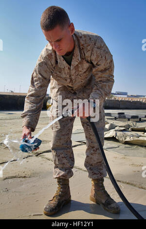 Corporal Daniel Dickson, Wasser-Support-Techniker, Ingenieur ablösen, Bekämpfung von Logistik-Bataillon 15, 15. Marine Expeditionary Unit tests Wasser aus einer leichten Wasseraufbereitungssystem für Verunreinigungen während der Durchführung einer Funktionsprüfung des Gerätes im Camp Patriot, Kuwait, November 28. Die Marines vor kurzem abgeschlossene eifrig Mace 13, einer routinemäßigen Übung, die auf die Förderung der regionalen Sicherheit, Stabilität und gemeinsame Interessen in der Region konzentriert. Die 15. MEU wird als Teil der Peleliu amphibische bereit Gruppe als US Central Command Theater Reserve Kraft, Unterstützung für m bereitgestellt. Stockfoto