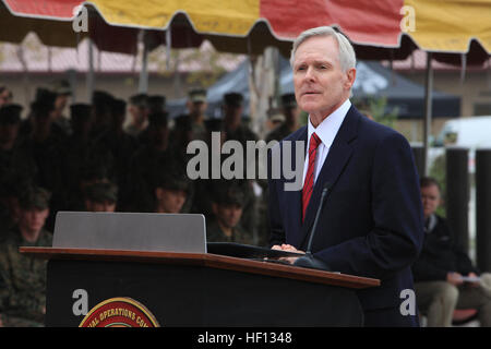 MARINE CORPS BASE CAMP PENDLETON, Kalifornien - Secretary Of The Navy Ray Mabus liefert vergibt eine Rede vor der Vergabe der Nations zweite und dritte höchste für Bekämpfung Tapferkeit an drei Marines und ein Seemann aus 1. Marine Special Operations Battalion, US Marine Corps Forces Special Operations Command im 1st MSOB Hauptquartier an Bord Camp Pendleton, Kalifornien Dez. 4. Sergeant William B. Soutra wurde mit das Navy Cross ausgezeichnet und Generalmajor James T. Rose, SSgt. Frankie J. Shinost und Hospitalman 1. Klasse Patrick B. Quill wurden jeweils den Silver Star für außerordentlichen Heldenmut im Kampf Missi ausgestellt ausgezeichnet Stockfoto