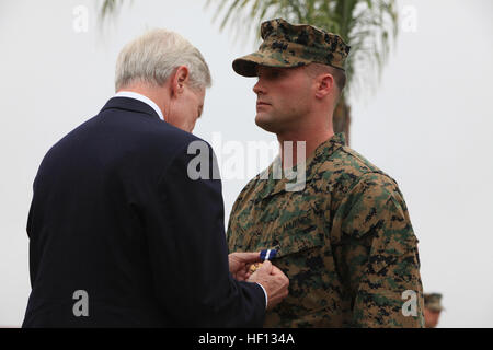 MARINE CORPS BASE CAMP PENDLETON, Kalifornien - Secretary Of The Navy Ray Mabus vergibt das Navy Cross, die Nation der zweite höchste award für Kampf Valor, Sgt. William B. Soutra des 1. Marine Special Operations Battalion, US Marine Corps Forces Special Operations Command im 1st MSOB Hauptquartier an Bord Camp Pendleton, Kalifornien Dez. 4. Soutra war mit Generalmajor James T. Rose verziert, SSgt. Frankie J. Shinost und Hospitalman 1. Klasse Patrick B. Quill, waren jeweils verliehen den Silver Star für außerordentlichen Heldenmut, ausgestellt in einem Kampfeinsatz in der Provinz Helmand, Afghanistan fast zwei Jahre lang ag Stockfoto