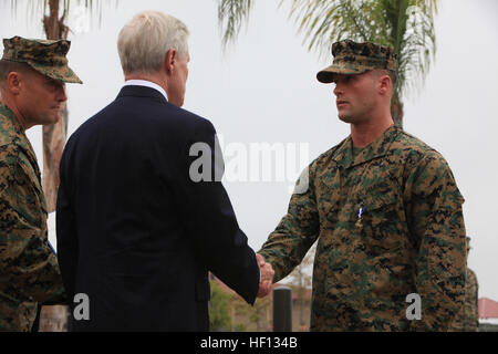 MARINE CORPS BASE CAMP PENDLETON, Kalifornien - Secretary Of The Navy Ray Mabus gratuliert Sgt. William B. Soutra des 1. Marine Special Operations Battalion, US Marine Corps Forces Special Operations Command nach Verleihung das Navy Cross, die Nation zweithöchste Auszeichnung für Kampf Valor im 1st MSOB Hauptquartier an Bord Camp Pendleton, Kalifornien Dez. 4. Soutra war geschmückt mit Generalmajor James T. Rose, SSgt. Frankie J. Shinost und Hospitalman 1. Klasse Patrick B. Quill, wer jeweils den Silver Star für außerordentliche Tapferkeit ausgezeichnet wurden ausgestellt in einem Kampfeinsatz in der Provinz Helmand, Afghanen Stockfoto