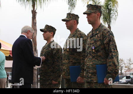 MARINE CORPS BASE CAMP PENDLETON, Kalifornien - Secretary Of The Navy Ray Mabus verleiht die Silver Star-Medaille, landesweit dritthöchste Auszeichnung für Kampf Valor, Hospitalman 1. Klasse Patrick B. Quill des 1. Marine Special Operations Battalion, US Marine Corps Forces Special Operations Command im 1st MSOB Hauptquartier an Bord Camp Pendleton, Kalifornien Dez. 4. Pinole schmückte neben Generalmajor James T. Rose und SSgt. Frankie J. Shinost, der auch den Silver Star erhielt, und Sgt. William B. Soutra, wer das Navy Cross, die Nation zweithöchste Auszeichnung für Kampf Valor, für erhielt außergewöhnliche er Stockfoto