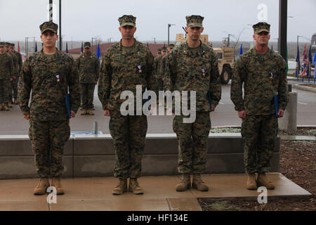 MARINE CORPS BASE CAMP PENDLETON, Kalifornien-(von links nach rechts) Hospitalman 1. Klasse Patrick B. Quill, SSgt. Frankie J. Shinost, Generalmajor James T. Rose und Sgt. William B. Soutra 1. Marine Special Operations Battalion, US Marine Corps Forces Special Operations Command, stehen stramm nach Verleihung der Nations zweite und dritte ist höchste Auszeichnungen für Bekämpfung Tapferkeit vom Secretary Of The Navy Ray Mabus im 1st MSOB Hauptquartier an Bord Camp Pendleton , Dez. 4 Kalifornien. Soutra wurde mit das Navy Cross ausgezeichnet und Rose, Shinost und Feder erhielten jeweils den Silver Star für außerordentlichen Heldenmut exhib Stockfoto