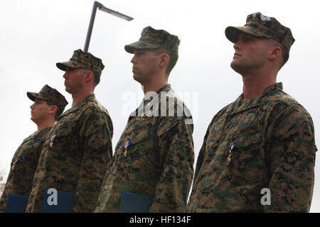 MARINE CORPS BASE CAMP PENDLETON, Kalifornien-(von links nach rechts) Hospitalman 1. Klasse Patrick B. Quill, SSgt. Frankie J. Shinost, Generalmajor James T. Rose und Sgt. William B. Soutra 1. Marine Special Operations Battalion, US Marine Corps Forces Special Operations Command, stehen stramm nach Verleihung der Nations zweite und dritte ist höchste Auszeichnungen für Bekämpfung Tapferkeit vom Secretary Of The Navy Ray Mabus im 1st MSOB Hauptquartier an Bord Camp Pendleton , Dez. 4 Kalifornien. Soutra wurde mit das Navy Cross ausgezeichnet und Rose, Shinost und Feder erhielten jeweils den Silver Star für außerordentlichen Heldenmut exhib Stockfoto