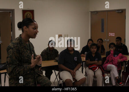 CPL. Tasia Wise spricht über ihre Erfahrungen in das Militär zu einem Klassenraum des Marine Corps Junior Reserve Officers' Training Corps Kadetten auf Okkodo hoch in Dededo, Guam 5 Dez während der Übung Forager Fury 2012. Ein Gremium von fünf Marines und zwei Matrosen besuchten die Schule Fragen zu beantworten und mit den Schülern zu besuchen. Wise ist ein Luftfahrt Wartung Verwaltung Sachbearbeiter mit Marine alle Wetter Fighter Attack Squadron 224, die derzeit in der Einheit-Deployment-Programm mit Marine Aircraft Group 12, 1st Marine Aircraft Wing, III. Marine Expeditionary Force. (U.S. Marine Corps Foto von Sgt. Stockfoto