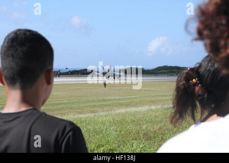 Studenten aus den Tinian High School Junior Reserve Officer Training Corps-zusehen, wie ein FA - 18D Hornet taxis zu den expeditionary Tankstelle am Westfeld hier Dez. 7 während der Übung Forager Fury 2012. Die JROTC Schüler erhielten eine Nahaufnahme Blick in Marine Aviation während der ersten verhafteten Landungen für FF12 durchgeführt wurden. (U.S. Marine Corps Foto von Lance Cpl. J. Gage Karwick/freigegeben) Tinian Kadetten Zeuge Hornet Arrestments 121207-M-BC491-006 Stockfoto