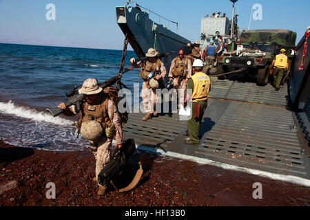 121208-M-YG378-001 Dschibuti (8. Dezember 2012) Marines und Segler mit Kilo Unternehmen, Battalion Landing Team 3/5, 15. Marine Expeditionary Unit, aussteigen ein Landungsboot-Dienstprogramm, um Übung Amitie, Dez. 8 beginnen. Übung Amitie, die französische Freundschaft Übung wird, ist eine multinationale Übung entwickelt, um Interoperabilität zu erhöhen, gegenseitige Fähigkeiten verbessern und unterstützen eine nachhaltige Präsenz in der Region. Während Amitie nahm Elemente aus der 15. MEU in einer dreitägigen berittene Patrouille, Land und Wasser Parcours, luftverkehrsbezogene Entwicklungen und gemeinsame Planung. Das Training war Stockfoto