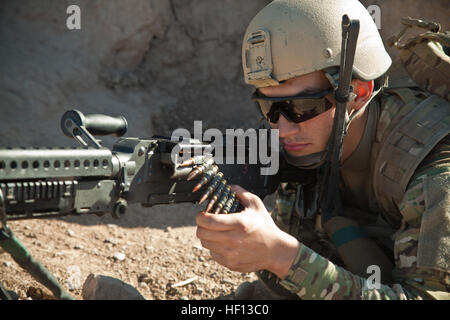 Eine Koalition Kraft Mitglied behauptet Sicherheit in einem Dorf während einer Patrouille der Präsenz in der Provinz Farah, Afghanistan, 9. Dezember 2012. Koalitionstruppen waren eine Patrouille zur Beurteilung der afghanischen Polizei im Dorf führen. Afghanische Polizei Aufstandsbekämpfung Bemühungen durch Hilfe und Unterstützung für ländliche Gebiete mit begrenzten afghanischen nationalen Sicherheitskräfte Präsenz, um Bedingungen für verbesserte Sicherheit, Governance und Entwicklung zu ermöglichen. (U.S. Marine Corps Foto von Sgt. Pete Thibodeau/freigegeben) Halten Sie eine Präsenz 121209-M-BO337-100 Stockfoto