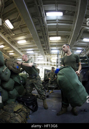 PFC Stephen Rahmen, linke Seite, und Lance Cpl. Anthony Fedga, beide Kanone Besatzungsmitglieder mit Indien Batterie, Battalion Landing Team 1. Bataillon, 2. Marine Regiment, 24. Marine Expeditionary Unit, stapelbar Gepäck an Bord der USS New York, 13. Dezember 2012, in Vorbereitung auf die MEU Offload. Die 24. MEU ist rechtzeitig für die Feiertage nach verbringen den Großteil 2012 im Einsatz in der US-Marine 5. und 6. Flotte Verantwortungsbereich als eine expeditionary Krise Reaktionskräfte auf dem Heimweg Präsenz an Bord der Schiffe der Iwo Jima amphibisches bereit Gruppe innerhalb der US-Zentrale, europäische und Afrika C Stockfoto