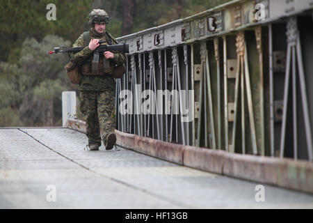 Eine Marine mit 8. Engineer Support Battalion, 2. Marine Logistics Group eine Brücke überquert, während der Einheit abgesessene Patrouille Ausbildung an Bord Camp Lejeune, 13. Dezember 2012. Die Brücke diente als einer der vielen Ausbildungsstätten für die Einheit, wie sie Aufklärungs- und Nachschub Operationen unter der ständigen Bedrohung durch Angriffe von anderen Marines durchgeführt. 8. Unterstützung Pionierbataillon führt abgesessene Patrouillen 121213-M-ZB219-124 Stockfoto