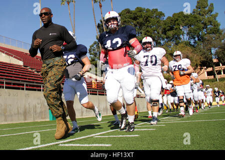 Marine Corps Recruiting Command Generalmajor Kavan Lake führt die Semper Fidelis All-American West-Team im Warm-up laufen während ihrer ersten Praxis in Santa Ana Stadion am 31. Dezember. Motre als 100 Athleten wird die Semper Fidelis All-American Bowl am 4. Januar 2013 teilnehmen. (US Marine Corps Foto von Staff Sgt. Clinton Firstbrook) Semper Fidelis All-American Bowl - West Team Praxis, Tag 1 121231-M-AV740-045 Stockfoto