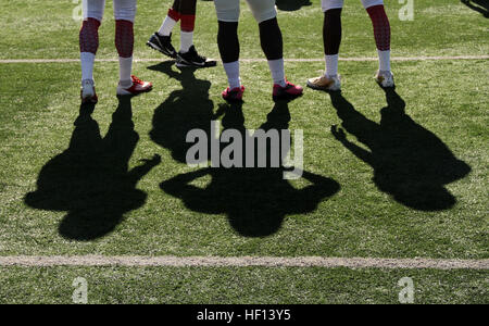 Semper Fidelis All-American West-Football-Spieler warten ihrerseits durch Übungen während ihrer ersten Tag Praxis im Santa Ana-Stadion am 31. Dezember laufen. Mehr als 100 Athleten aus über dem Land werden die Semper Fidelis All-American Bowl am 4. Januar 2013 teilnehmen. (US Marine Corps Foto von Staff Sgt. Clinton Firstbrook) Semper Fidelis All-American Bowl - West Team Praxis, Tag 1 121231-M-AV740-193 Stockfoto