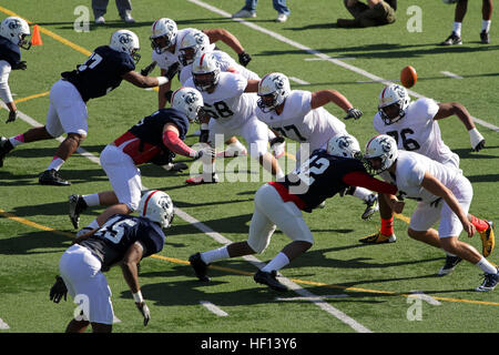 Semper Fidelis All-American West Fußballspieler durchlaufen spielt während der ersten Tag ihrer Praxis im Santa Ana-Stadion am 31. Dezember. Mehr als 100 Athleten aus über dem Land werden die Semper Fidelis All-American Bowl am 4. Januar 2013 teilnehmen. (US Marine Corps Foto von Staff Sgt. Clinton Firstbrook) Semper Fidelis All-American Bowl - West Team Praxis, Tag 1 121231-M-AV740-203 Stockfoto