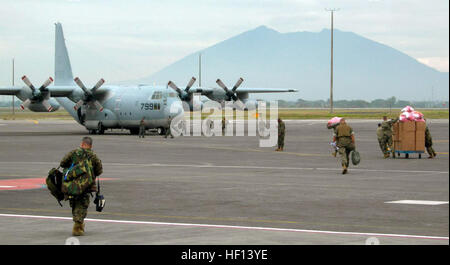 060218-M-3262T-003 Clark Air Base, Republik der Philippinen (18. Februar 2006) - US-Militärangehörige zugewiesen, eine 12-köpfige humanitäre Hilfe Umfrage Team (HAST) verschieben Getriebe auf eine KC-130 Hercules-Flugzeuge. Das HAST Team flog von Clark auf den Bereich erfolgt durch den 17 Februar Erdrutsch in Leyte, Philippinen Umfrage. Die Streitkräfte der Philippinen wird mit dem Team zur Beurteilung der Schäden und die unmittelbaren Bedürfnisse im Bereich arbeiten.  Die amphibischen Angriff Schiff USS Essex (LHD-2) und Dock Landungsschiff USS Harpers Ferry (LSD 49) den Transport von Elementen der 31. Marine Expeditionary Unit liefern Brummen Stockfoto