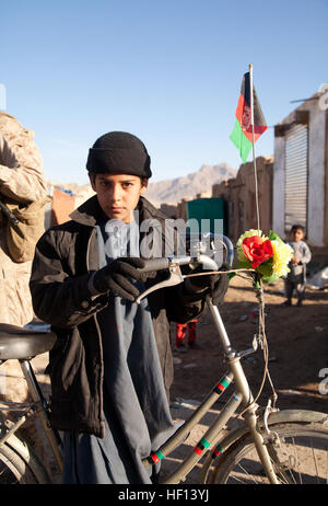 Ein afghanischer Junge hält seine Aufnahme auf einem Basar in jetzt Zad district, Provinz Helmand, Afghanistan, 31. Dezember 2012 zu haben.  Die Marines der Polizei Advisory Team 5, 2. Bataillon, 7. Marineregiment arbeiten und trainieren mit lokalen afghanischen Strafverfolgungsbehörden zur Verbesserung der lokalen Sicherheit und Betriebsbereitschaft. (Foto: U.S. Marine Corps CPL. Alejandro Pena/freigegeben) Polizei-Advisory-Team 5 im jetzt Zad 121231-M-YH552-089 Stockfoto