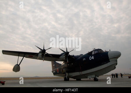 Ein JMSDF US-1A-Wasserflugzeug bereitet sich auf den Start vor, um an einer Such- und Rettungsübung auf der Marine Corps Air Station Iwakuni, Japan, teilzunehmen. Stockfoto