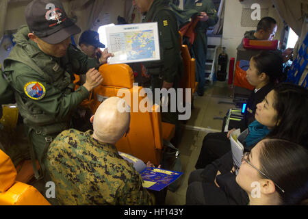 Ein Mitglied der japanischen Marine-Selbstverteidigungsstreitkräfte informierte die US-Marines über den Flugplan vor einer Such- und Rettungsübung auf der Marine Corps Air Station Iwakuni. Die Übung war der erste US-1A-Flug des Jahres. Stockfoto