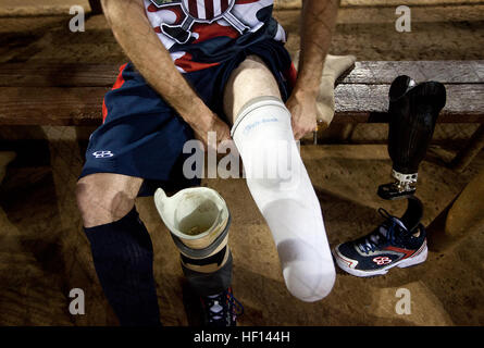 Pensionierter Marine Sgt. Randall Rugg II, ein unterhalb des Knies amputiert und Mitglied der Verwundeten Krieger amputierten-Softball-Team bereitet sich auf seine Prothese vor einem Spiel gegen Honolulu Veterans Affairs im Central Oahu Softball Complex in Waipahu, Hawaii, 9. Januar 2013 don. Rugg, 35, gebürtig in Monroe, Louisiana, verlor einen Teil seines linken Beines nach seinem gepanzerte Fahrzeug von mehreren Rakete angetrieben Granaten in Umm Qasr, Irak, 22. März 2003 getroffen wurde. Leben ohne ein Glied ist grenzenlos 130109-M-MM918-002 Stockfoto