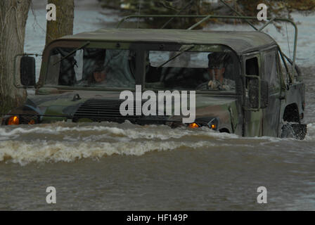 Staff Sgt William Griffin, 136. bekämpfen Sustainment Support Battalion (Devils Lake, N.D.) Laufwerke eine hohe Mobilität Mehrzweck Rädern Fahrzeug auf einer Straße überflutet von Wasser aus dem Sheyenne River, April 15, Fort Ransom, N.D. Griffin und Spc. Jessica Sandberg, der 132. Quartermaster Battalion (Rugby, N.D.), machen eine Wohlfahrt Besuch an einer ländlichen zivile Einwohner in seinem Haus , das durch das Hochwasser umgeben ist. Flickr - DVIDSHUB - Guard reagiert in der Nähe von Raymond, N.D. Stockfoto