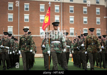 Marines von Bravo Firma März während des Trainings für die 57. konstituierenden Parade an Marine Barracks Washington 18. Januar 2013. Jahrhundertelang haben Marines und andere Service-Mitglieder der konstituierenden Ereignisse unterstützt. In diesem Jahr werden mehr als 180 Marines aus Marine Barracks Washington marschieren in der konstituierenden Parade hinter The President Own Band. (Foto: U.S. Marine Corps Staff Sgt Mark Fayloga) Marines Proben für Presidential Inauguration 130117-M-YO938-773 Stockfoto