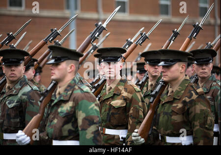 Marines von Bravo Firma März während des Trainings für die 57. konstituierenden Parade an Marine Barracks Washington 18. Januar 2013. Jahrhundertelang haben Marines und andere Service-Mitglieder der konstituierenden Ereignisse unterstützt. In diesem Jahr werden mehr als 180 Marines aus Marine Barracks Washington marschieren in der konstituierenden Parade hinter The President Own Band. (Foto: U.S. Marine Corps Staff Sgt Mark Fayloga) Marines Proben für Presidential Inauguration 130117-M-YO938-807 Stockfoto