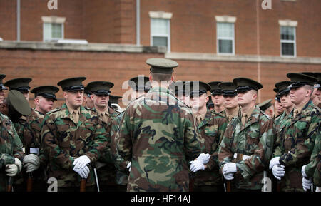 Bravo Firma Marine hört auf Anweisung während des Trainings für die 57. konstituierenden Parade an Marine Barracks Washington 18. Januar 2013. Jahrhundertelang haben Marines und andere Service-Mitglieder der konstituierenden Ereignisse unterstützt. In diesem Jahr werden mehr als 180 Marines aus Marine Barracks Washington marschieren in der konstituierenden Parade hinter The President Own Band. (Foto: U.S. Marine Corps Staff Sgt Mark Fayloga) Marines Proben für Presidential Inauguration 130117-M-YO938-835 Stockfoto