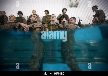 Bereiten Sie neu beauftragt zweiten Leutnants von Bravo Company, die Grundschule, den Flachwasser-Getriebe-Schuppen in der Marine Corps Wasser überleben Trainingsprogramm Qualifikation Ramer Halle schwimmen Tank, Marine Corps Base Quantico, VA., 17. Januar 2013 durchführen. Die Offiziere werden eine Reihe von Herausforderungen ausgerichtet, so dass sie besser Krieger und Führer bei TBS danach abgeschlossen, sie erhalten ihre militärische berufliche Facharztausbildung, Abschluss ihrer Grundausbildung Anforderungen auf einem Marine-Offizier zu werden. Grundschule Offiziere Friss oder stirb Qual 130117-M-IX060-003 Stockfoto