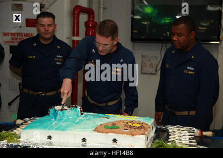 Marine Kapitän John Deehr, befehlshabender Offizier, USS Peleliu, schneidet einen Kuchen anlässlich der Halbzeit der 15. MEU und Peleliu amphibische bereit Gruppe Bereitstellung, 17. Januar. Zur Feier des Ereignisses machte das Schiff Food Services Division eine besondere Mahlzeit für die eingeschifften Service-Mitglieder, die Steak, Königskrabbe Beine und Kuchen enthalten. Die 15. MEU bereitgestellt wird als Bestandteil der Peleliu ARG als US Central Command Theater Reserve Kraft, Unterstützung für maritime Sicherheit und Theater Kooperationen in den USA 5. Flotte Aufgabengebiet. (U.S. Marine Corps Foto von Cp Stockfoto
